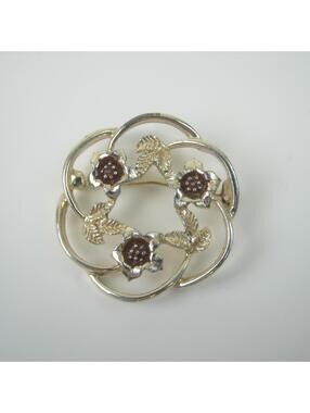Vintage Sarah Coventry Pin Brooch Gold Tone Flower Wreath Leaves Open Work 1.5"